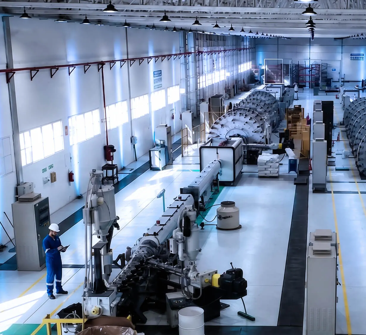 Planta propia de Zoxi en La Pampa, Argentina, con línea de extrusión de cañería flexible Z-FleX y control de calidad en piso de planta